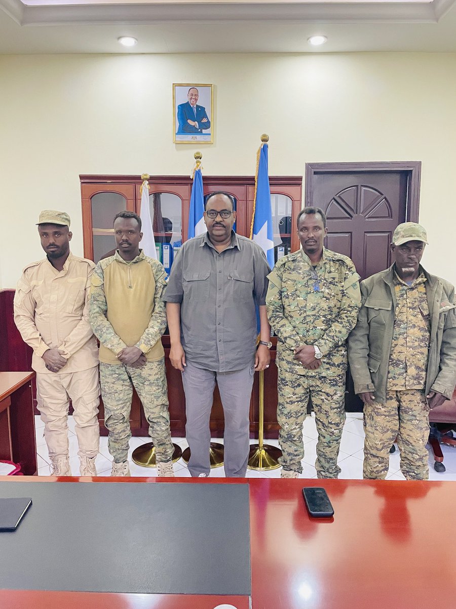 PL_CTOperations's tweet photo. Pres @HESaidADeni received and commended Khuurshe, the Mayor of Qandala District, along with officers of the Daraawiish Forces in Qandala.

He praised these officials for their efforts in facilitating the surrender and handover of Lahoor, a senior#ISIS member.
#Puntland
#PLCTO https://t.co/DUgmk1TeSD