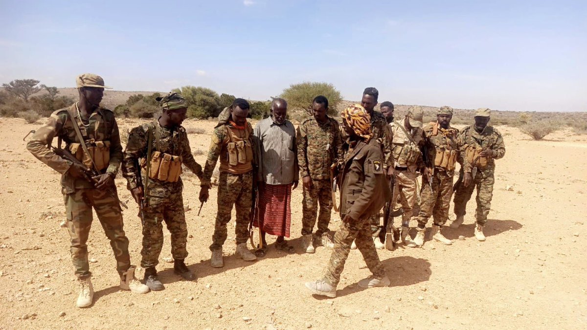 PL_CTOperations's tweet photo. The Mayor of #Qandala District brought Lahoor, an #ISIS terrorist who surrendered to the government, to #Bosaso, where he was handed over to security officials.
#Hilaacoperation 
#PLCTO 
 https://t.co/RC9aOvfYqG https://t.co/0FOpQCi0W5