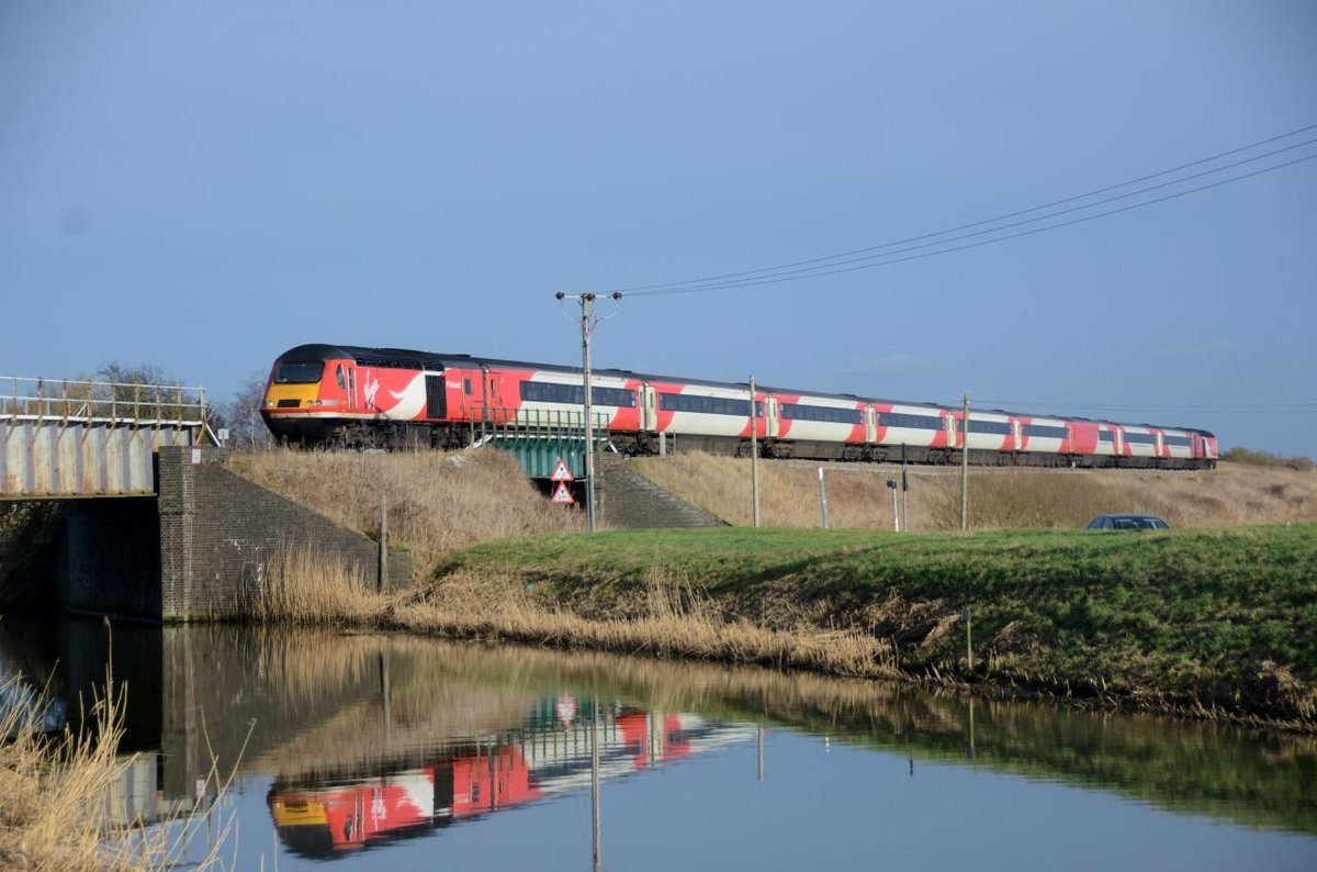 MrDeltic15's tweet image. And also On This Day, and 2017 saw near perfect conditions at Beggars Bridge for some ECML diversion reflection shots, including Freightliner 70007, LNER 43313, Hull Trains 180109, and Grand Central 43423 @railcamlive @RailwaysToday @RailFreight #Class70 #HST #Class180