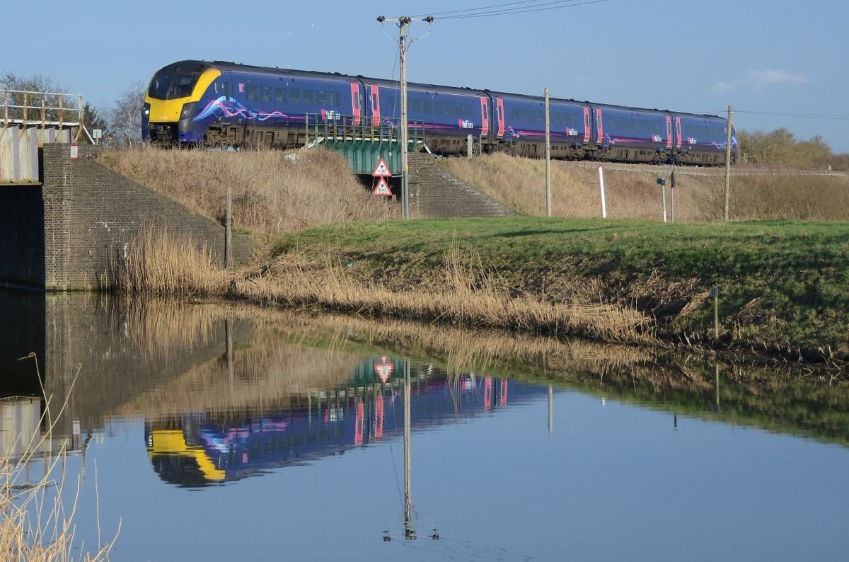 MrDeltic15's tweet image. And also On This Day, and 2017 saw near perfect conditions at Beggars Bridge for some ECML diversion reflection shots, including Freightliner 70007, LNER 43313, Hull Trains 180109, and Grand Central 43423 @railcamlive @RailwaysToday @RailFreight #Class70 #HST #Class180