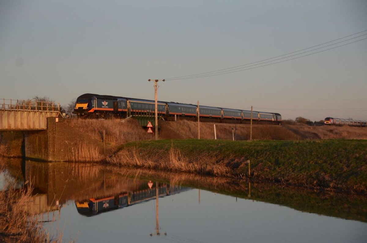 MrDeltic15's tweet image. And also On This Day, and 2017 saw near perfect conditions at Beggars Bridge for some ECML diversion reflection shots, including Freightliner 70007, LNER 43313, Hull Trains 180109, and Grand Central 43423 @railcamlive @RailwaysToday @RailFreight #Class70 #HST #Class180