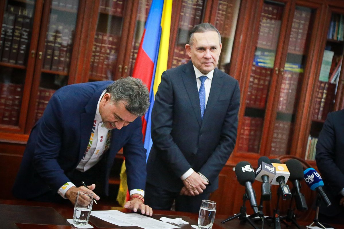 LeonFredyM's tweet photo. Es un honor asumir hoy la responsabilidad de representar a los colombianos y colombianas en el @SenadoGovCo. Lo hago ante mis familiares, amigos, compañeros de lucha y, sobre todo, ante quienes confiaron en mí con su voto, con la certeza de que esta curul no me pertenece a mí, sino a cada ciudadano que cree que es posible un país que defienda la vida, lo digno y lo justo.

Aquí no cabe la indiferencia ni la resignación. Mi compromiso es inquebrantable con quienes han sido señalados injustamente, con las víctimas, los campesinos y campesinas y con todos aquellos que han visto vulnerados sus derechos. Porque la historia se construye con la firmeza de quienes se atreven a desafiar lo que parece inamovible.

Amigos y amigas , sigamos caminando de frente, con la cabeza en alto, y asumiendo esta curul por el Partido Alianza Verde con el más profundo sentido de responsabilidad, siempre convencidos de que un país distinto no solo es posible, sino inaplazable.

@PartidoVerdeCoL