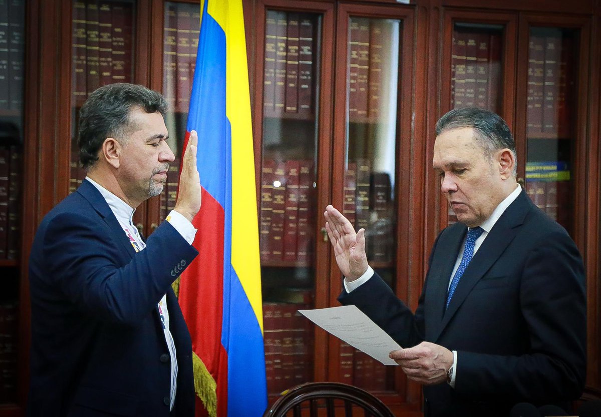 LeonFredyM's tweet photo. Es un honor asumir hoy la responsabilidad de representar a los colombianos y colombianas en el @SenadoGovCo. Lo hago ante mis familiares, amigos, compañeros de lucha y, sobre todo, ante quienes confiaron en mí con su voto, con la certeza de que esta curul no me pertenece a mí, sino a cada ciudadano que cree que es posible un país que defienda la vida, lo digno y lo justo.

Aquí no cabe la indiferencia ni la resignación. Mi compromiso es inquebrantable con quienes han sido señalados injustamente, con las víctimas, los campesinos y campesinas y con todos aquellos que han visto vulnerados sus derechos. Porque la historia se construye con la firmeza de quienes se atreven a desafiar lo que parece inamovible.

Amigos y amigas , sigamos caminando de frente, con la cabeza en alto, y asumiendo esta curul por el Partido Alianza Verde con el más profundo sentido de responsabilidad, siempre convencidos de que un país distinto no solo es posible, sino inaplazable.

@PartidoVerdeCoL