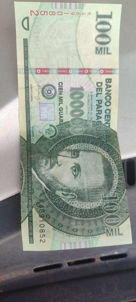 rodneylocutor1's tweet photo. Que fea experiencia @ItauParaguay me dieron billetes de serie k de plastico todo el mundo te dice falsificado una pena sin informacion dar estos billetes ya me trataron de estafador de todo puerkesa 
Rt xfa https://t.co/dqhMost6NS