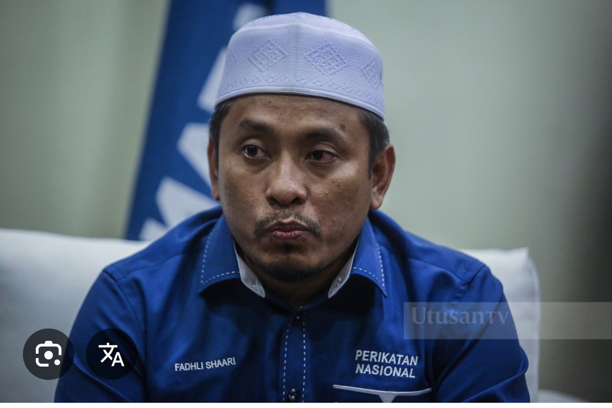 liyana_marzuki's tweet photo. TIKUS MUNDUK

48 jam selepas hasutan parti GERAKAN ke atas keistimewaan Bumiputera dan Islam. Fadhli Shaari dan Wan Ahmad Fayhsal senyap dan kecut. Taknak pengundi mereka tahu berapa kiasu dan kurang ajarnya rakan sekolam mereka. 

Ni bukan level ayam betina lagi. Ayam betina at least ada juga la bising. Ni dah level Tikus Munduk. Menyorok dalam shadow. Berteruskan membodohkan pengikut taksub. 

Maka tuan puan, kalau selepas ini mereka main race card. Bangkitkan sentimen kaum dan agama. Usah percayalah. Pejuang Melayu bersenjata kontot, yang gebang belaka. 

Drama mereka keluar hanya untuk geng lawan. Bila geng sendiri buat hal, menunduk dan menikus sekali.  

Mintak simpang mereka ini dilantik jadi Menteri dan Perdana Menteri. Rosak Malaysia nanti. 

Salam hormat,
Liyana Marzuki