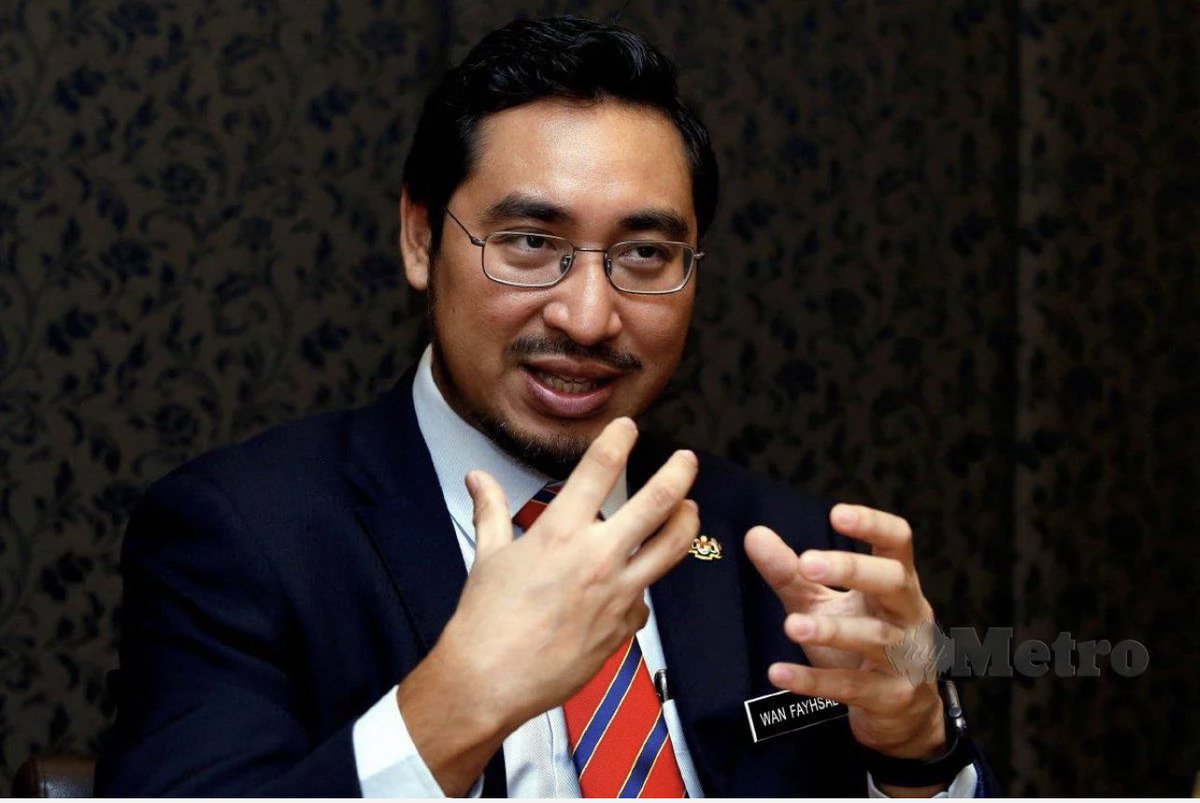 liyana_marzuki's tweet photo. TIKUS MUNDUK

48 jam selepas hasutan parti GERAKAN ke atas keistimewaan Bumiputera dan Islam. Fadhli Shaari dan Wan Ahmad Fayhsal senyap dan kecut. Taknak pengundi mereka tahu berapa kiasu dan kurang ajarnya rakan sekolam mereka. 

Ni bukan level ayam betina lagi. Ayam betina at least ada juga la bising. Ni dah level Tikus Munduk. Menyorok dalam shadow. Berteruskan membodohkan pengikut taksub. 

Maka tuan puan, kalau selepas ini mereka main race card. Bangkitkan sentimen kaum dan agama. Usah percayalah. Pejuang Melayu bersenjata kontot, yang gebang belaka. 

Drama mereka keluar hanya untuk geng lawan. Bila geng sendiri buat hal, menunduk dan menikus sekali.  

Mintak simpang mereka ini dilantik jadi Menteri dan Perdana Menteri. Rosak Malaysia nanti. 

Salam hormat,
Liyana Marzuki