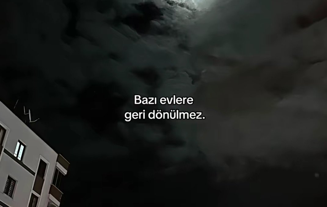 lblackdaisy_'s tweet photo. "Sonunda herkes evine döner" diyor. Atilla ilhan 
Ev neresi orası tartışılır tabi... https://t.co/XEnhlBJrb2
