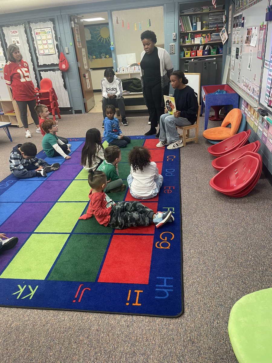We had some special guest readers today - SMS BSU!!! <a href="/theSMSD/">SM School District</a> <a href="/Rosehill512/">Rosehill Elementary</a>