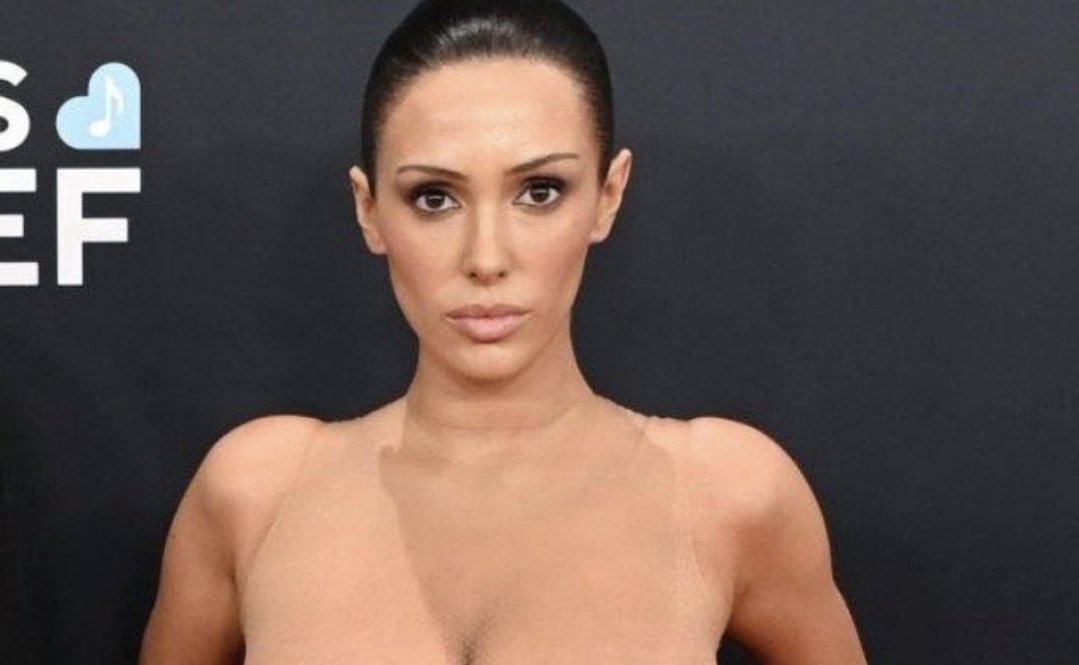 GladXO_'s tweet photo. Bianca Censori's stunt at the grammys reminds me of the "break the Internet" picture that Kim Kardashian took, soon after she started dating Kanye. 

It echos the provocative photos that Amber Rose used to take. 

I don't what he's doing, but the pattern is very evident https://t.co/rK03VTRB62