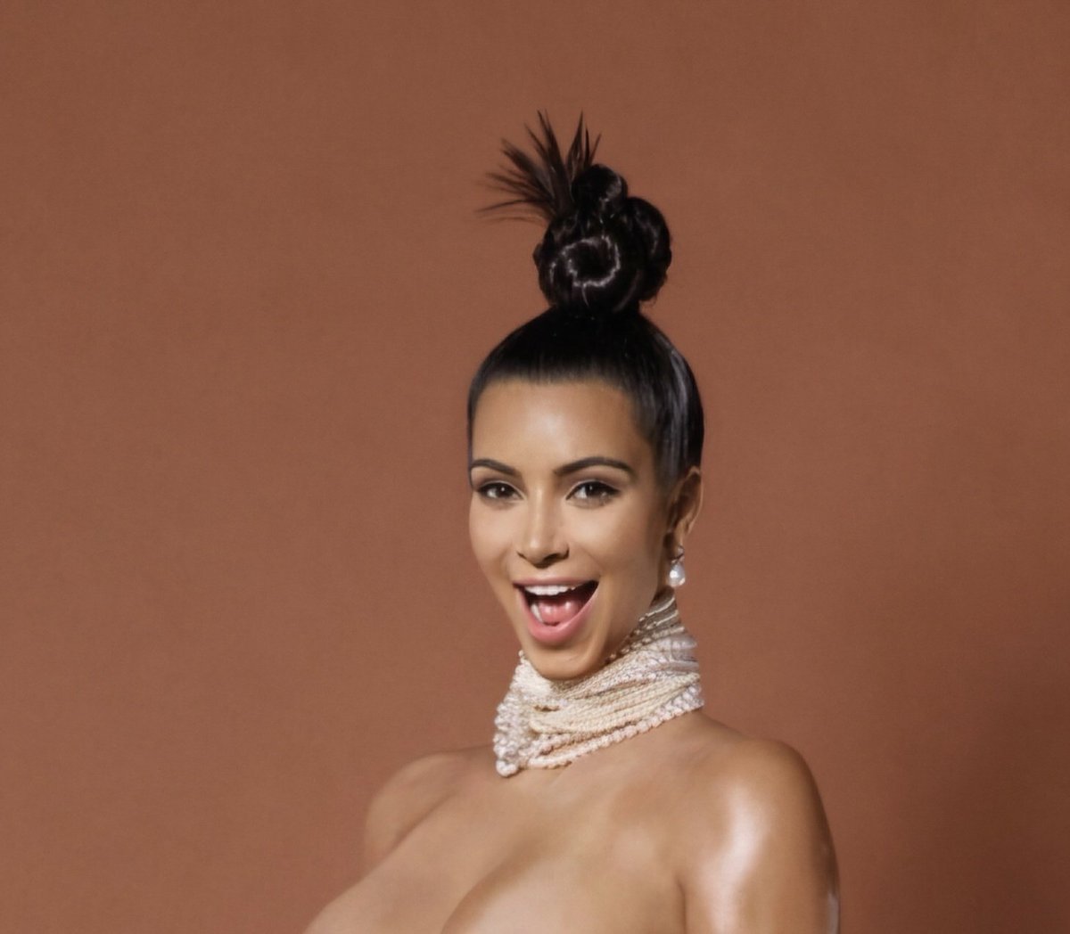 GladXO_'s tweet photo. Bianca Censori's stunt at the grammys reminds me of the "break the Internet" picture that Kim Kardashian took, soon after she started dating Kanye. 

It echos the provocative photos that Amber Rose used to take. 

I don't what he's doing, but the pattern is very evident https://t.co/rK03VTRB62