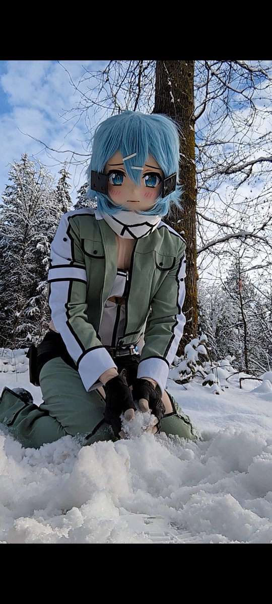 squeaky_sinon's tweet photo. Snowball fight! Get rekt! https://t.co/1f0oXc7SKm