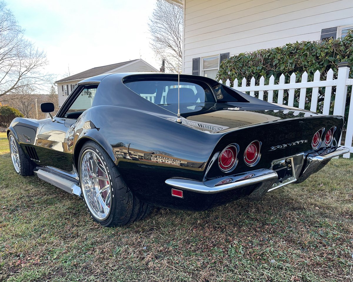 Barrett_Jackson's tweet image. Classic looks meet today's performance! This custom 1968 @Chevrolet #Corvette is powered by an all-new GM Performance Crate Package with a #supercharged 650hp #LT4 engine. It sold for $418,000 at the 2025 Scottsdale Auction. 

Learn more: bit.ly/SD25TW-1968Che…