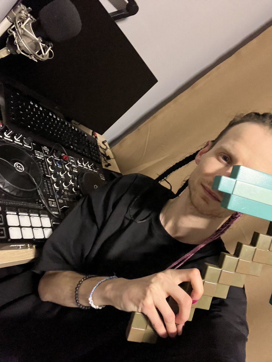 To teraz ja lecę klasykiem 
W MARCU 30 LAT, PRZYPOMINAM 
Dziękuję za ten wspaniały event! 
Bawiłem się cudownie, mam nadzieję, że Wy też! Ponad godzinny live DJ set w minecraft, dla takich chwil zostałem DJem 🖤
DJ AMADI, WASZ PAPIEŻ