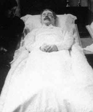 Bu gün Ermeni bi patrondan maaş dilenmiyorsanız, Ermeni bir tefeciye borçlu değilseniz, ailenizden birisi; Ermeni bi mafya tarafından öldürülmediyse bu adam ölmeyi göze aldığı içindir. Şehit Dr. Bahaeddin Şâkir
Biz senden ve senin gibilerden razıyız.