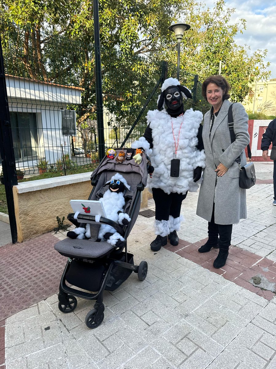 PsoeCjardin's tweet photo. 📌 Nuestra concejala del @PsoeCjardin , @RosadelMar1, con los vecinos del barrio que participan en los Canarvales https://t.co/reDROWg6qG