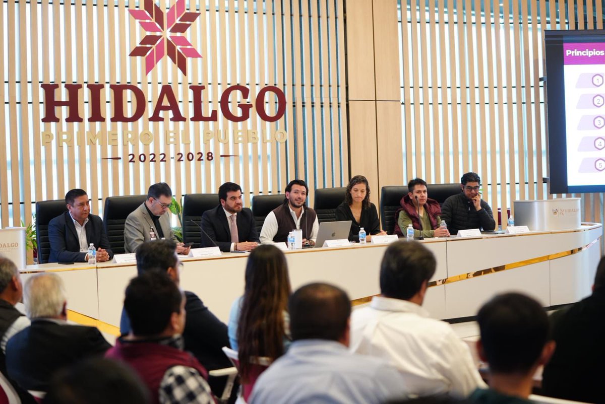 PlaneacionHgo's tweet photo. Con el objetivo de seguir impulsando la transformación digital en Hidalgo, el titular de la #UPLAH, @mtellov se reunió con los enlaces de tecnología de las secretarías y organismos. https://t.co/kSyVMyqup2