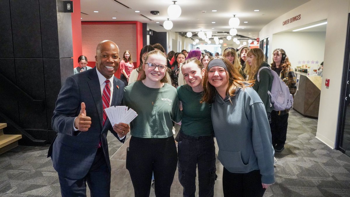 Thanks to all the <a href="/IllinoisStateU/">Illinois State</a> students attending yesterday’s first #TweetTreat of the Spring 2025 semester. Can’t wait for our next gathering to see how the semester is progressing! 👍🏽 #RedbirdLife