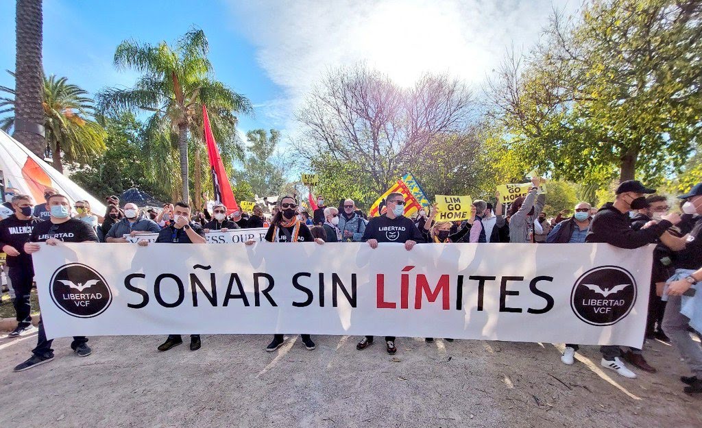 navi2004vcf's tweet photo. Ya hace un tiempo de esto...pero nuestro sueño sigue siendo el mismo y la realidad sigue siendo todavía más dura, agónica y dolorosa. Nuestro VCF está siendo maltratado, destrozado...pero, por suerte, nada es eterno. 
Amunt Sempre y siempre #LimGoHome 🦇💔
#Nanit https://t.co/M3qqluHACf