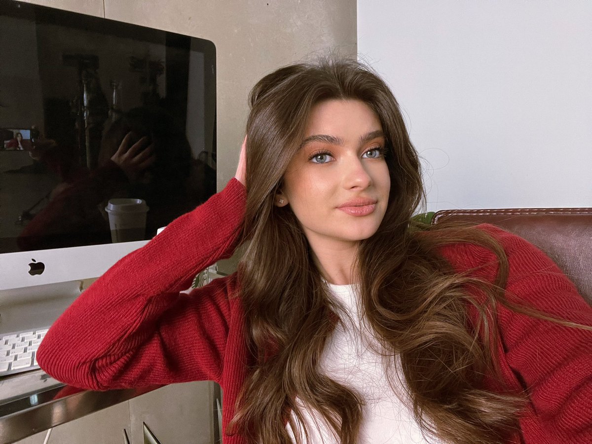 Victoria🦦 tweet media