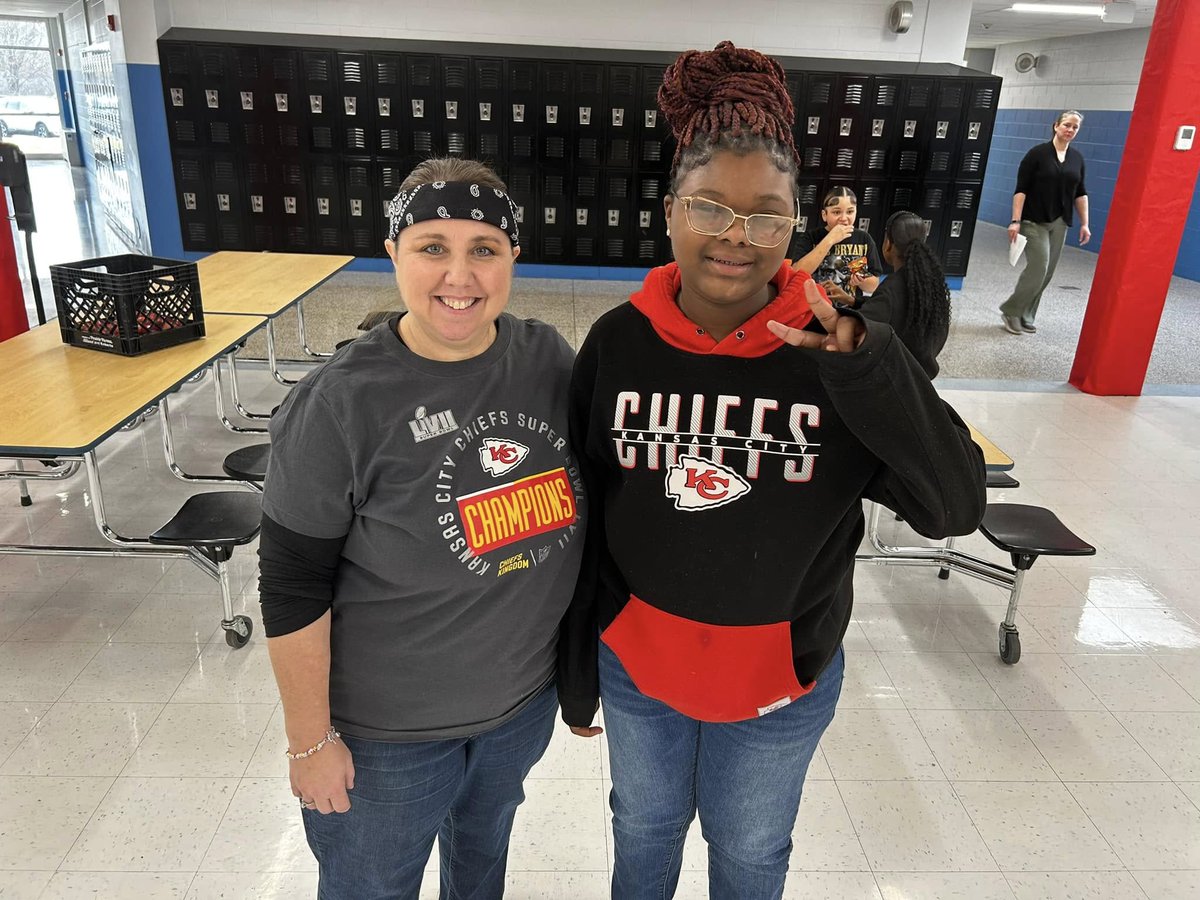 GrandviewMiddle's tweet photo. We were hanging with our Mahomies on the first day our SuperBowl Spirit Week! Mahomes Monday was so fun! #FutureStrong #createfuture #pushboundaries #FutureReady https://t.co/dGocbSGi1n