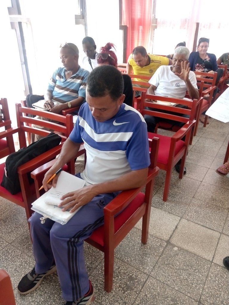 AMPPMella's tweet photo. #Mella,#SantiagoDeCuba. El vínculo del Presidente de la AMPP Mella se evidencia esta tarde, cuando se reúne con sus 7 Presidentes de Consejos Populares para, no sólo tratar los asuntos orgánicos y de funcionamiento, sino también la cotidianidad. #LosDesafiosDelPoderPopular. https://t.co/qwwa4PUUCV