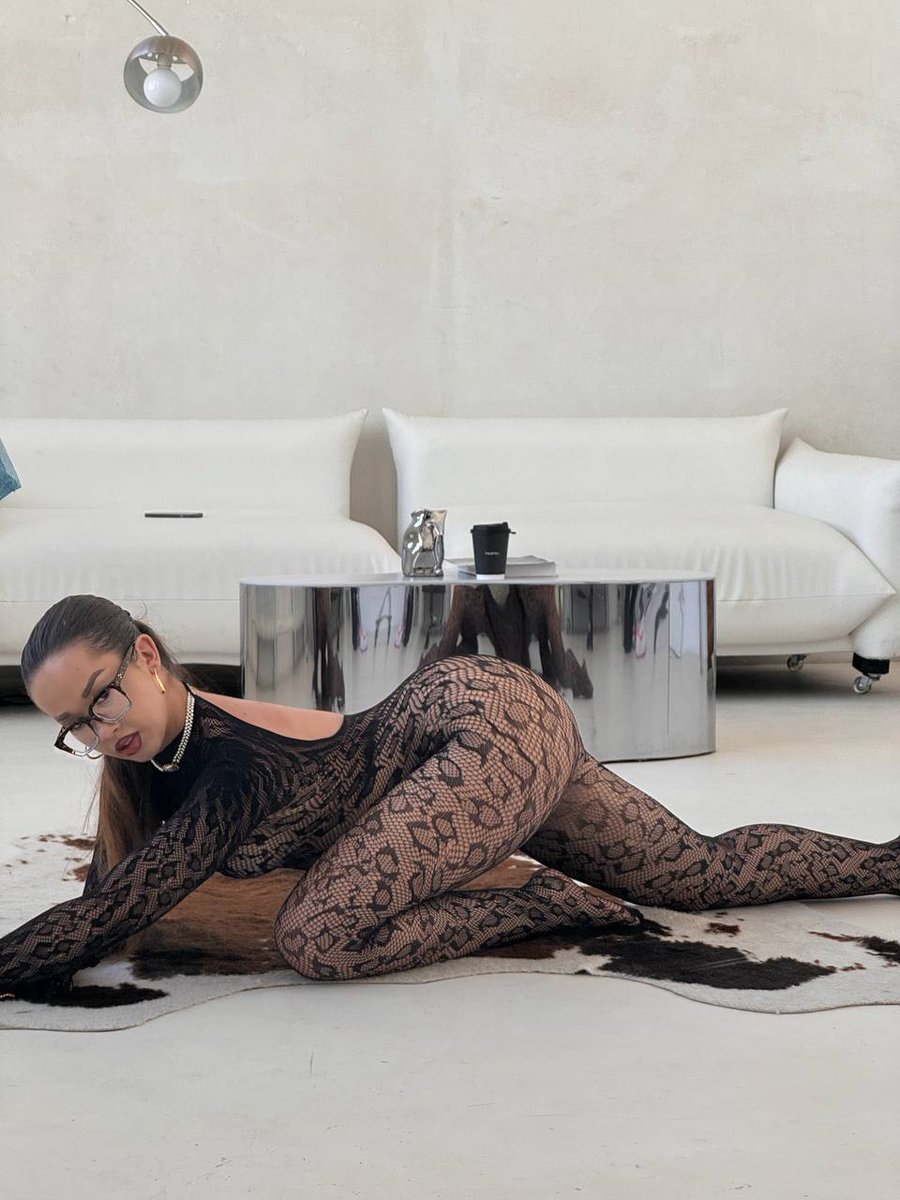 LaElviraOff's tweet image. Lace, power, and a sharp mind—what’s the most dangerous combination? #FashionStatement #BoldAndBeautiful #OwnTheLook