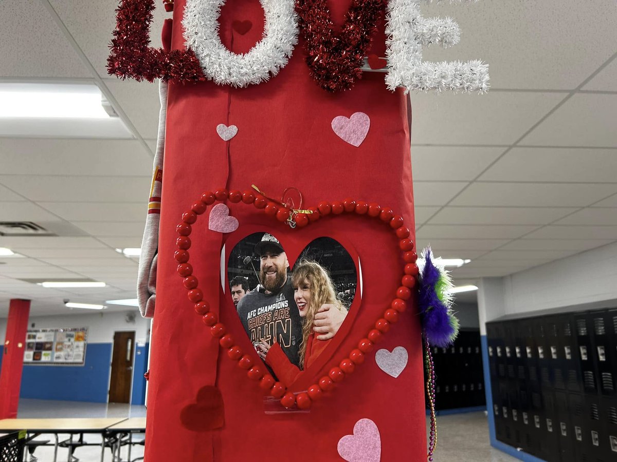 GrandviewMiddle's tweet photo. Love was in the air for…….The Chiefs, Kelce and Swift on this 2nd day our SuperBowl Spirit Week! #FutureStrong #createfuture #pushboundaries #FutureReady https://t.co/yCQbRWY7bf