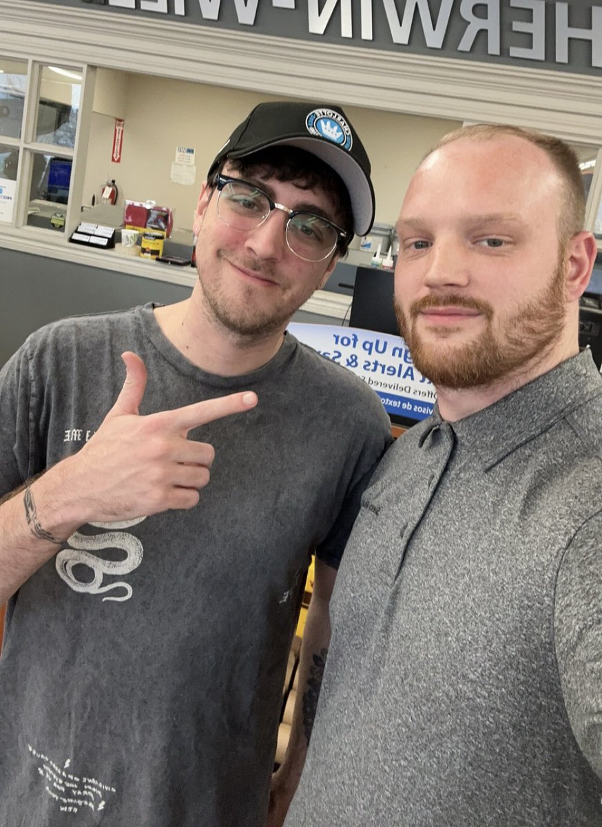 Ganjasaurus1209's tweet photo. One of the OG cod gods just so happened to walk in my store today @Clayster unreal feeling! Nice and genuine guy but a beast on the sticks! #3rings https://t.co/EyGhHvtgAH