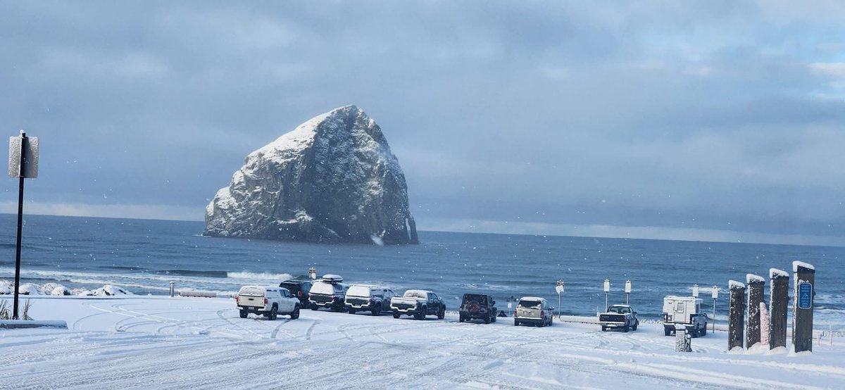 RedTruthMama's tweet image. Afternoon from the snowy Oregon coast!🇺🇸❄️🇺🇸 #haystackrock #zelena #pnw