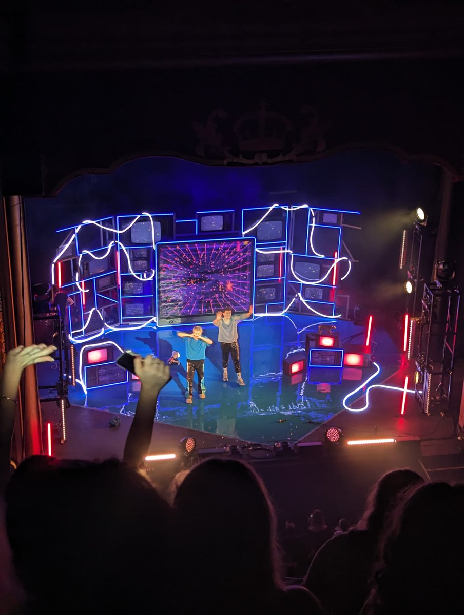 Wik_Orlicka's tweet image. When our faves (@danielhowell and @AmazingPhil) come back from the day and give us the greatest show I've seen.

Thank you for being our "Terrible Influence" 💙