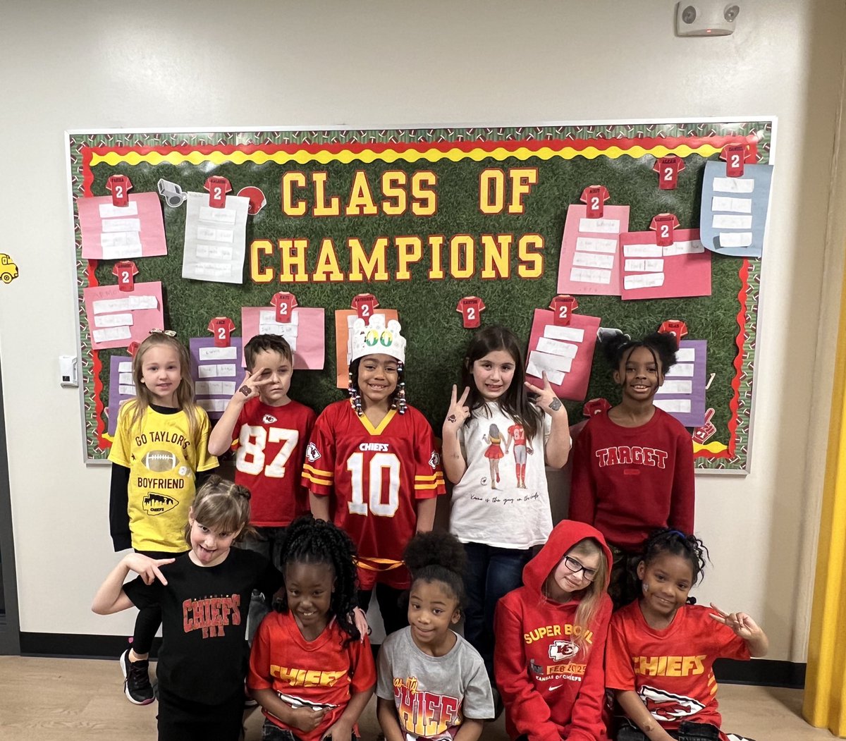 missksutton's tweet image. we can make the whole school shimmer✨ happy tayvis day  (87+13=100 days of school!) @ToppingBulldogs @NKCSchools @Chiefs #nkcschools #ChiefsKingdom #SuperBowl