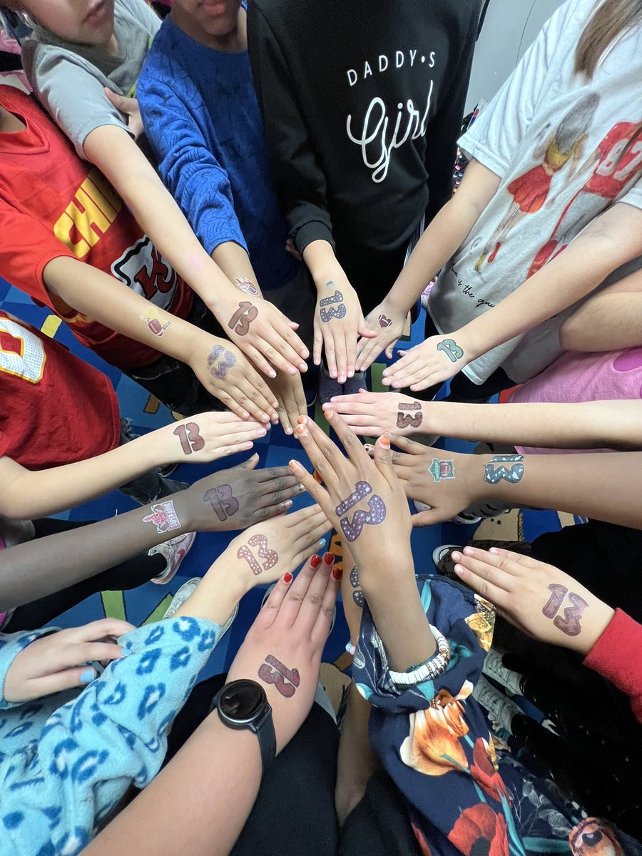 missksutton's tweet image. we can make the whole school shimmer✨ happy tayvis day  (87+13=100 days of school!) @ToppingBulldogs @NKCSchools @Chiefs #nkcschools #ChiefsKingdom #SuperBowl