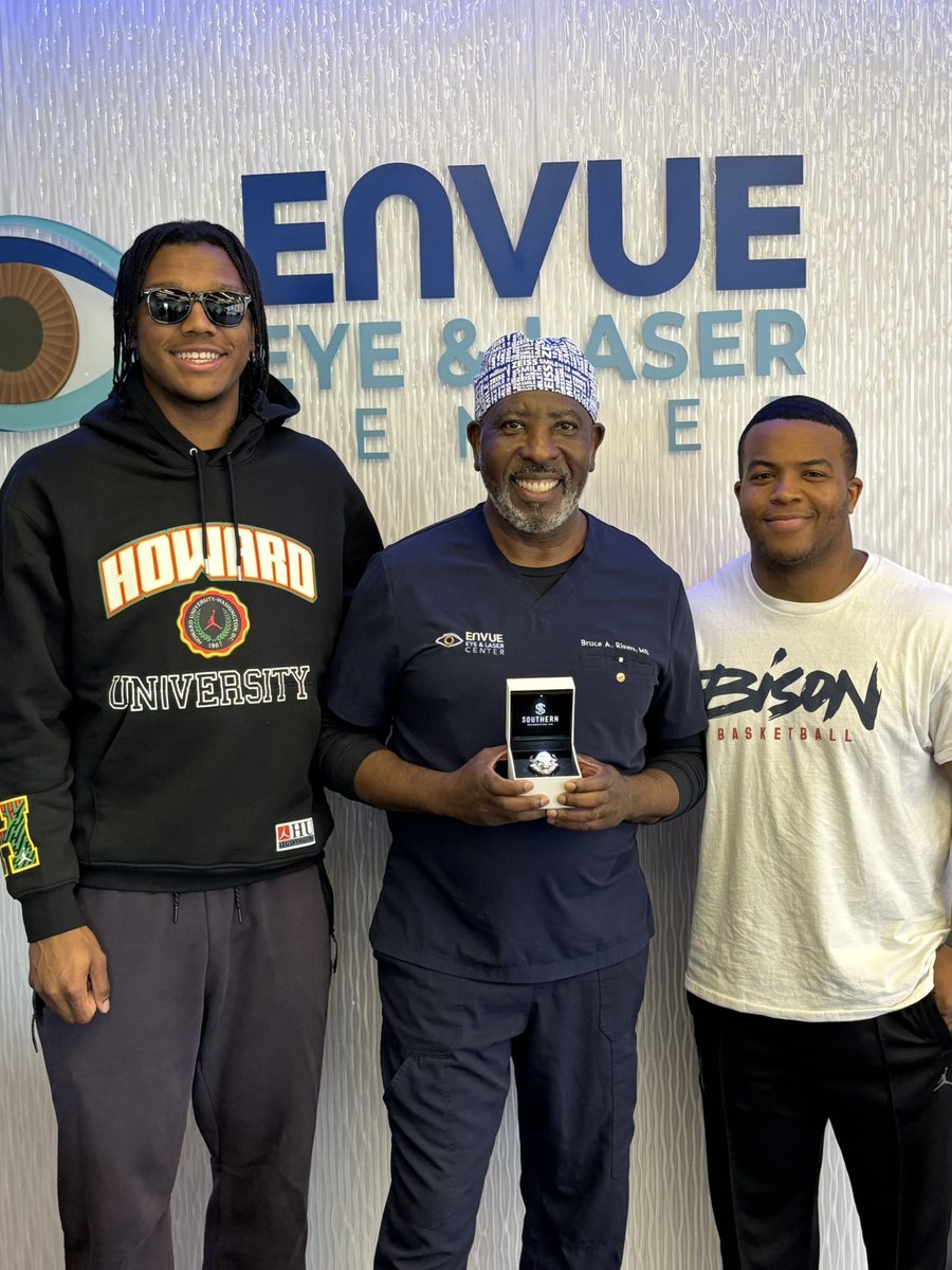 Earlier today, freshman Calvin Robins Jr and assistant coach Tramel Raggs presented HU Alum Dr. Bruce Rivers with his 23/24 MEAC Championship Ring.

Dr. Rivers and his team at Envue Eye have performed the groundbreaking SMILE LASIK Surgery on multiple players in our program,