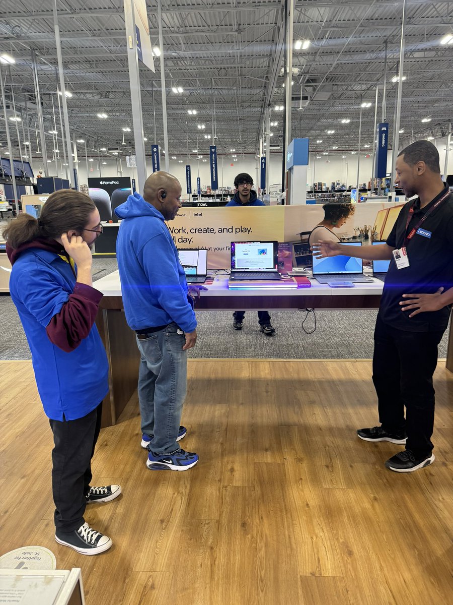 LenovoCSJ's tweet photo. I noticed a small group beginning to form around the new Yoga Slim 7i display 👀 Perfect opportunity to breakdown just what made this @intel powered Copilot+ laptop so special
#PremiumSTARS #Yogamyway #BestBuy #Lenovo #WeAreLenovo #microsoft #Copilotplus https://t.co/000eG0ZE5K