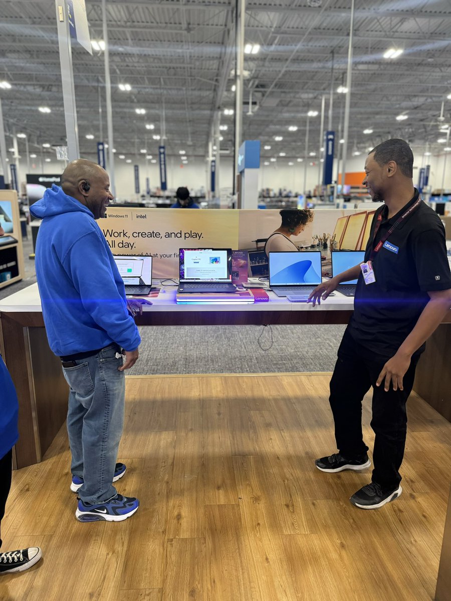 LenovoCSJ's tweet photo. I noticed a small group beginning to form around the new Yoga Slim 7i display 👀 Perfect opportunity to breakdown just what made this @intel powered Copilot+ laptop so special
#PremiumSTARS #Yogamyway #BestBuy #Lenovo #WeAreLenovo #microsoft #Copilotplus https://t.co/000eG0ZE5K
