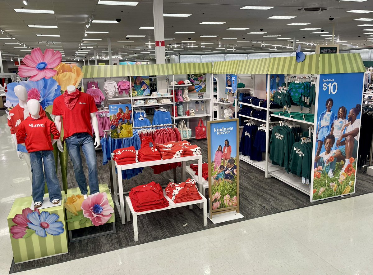 MaySandlin11's tweet image. Kindness Forever❤️🌸💙#TARGET #visualmerchandiser #family #matchymatchy @emily69716809 @hughes_alonzo