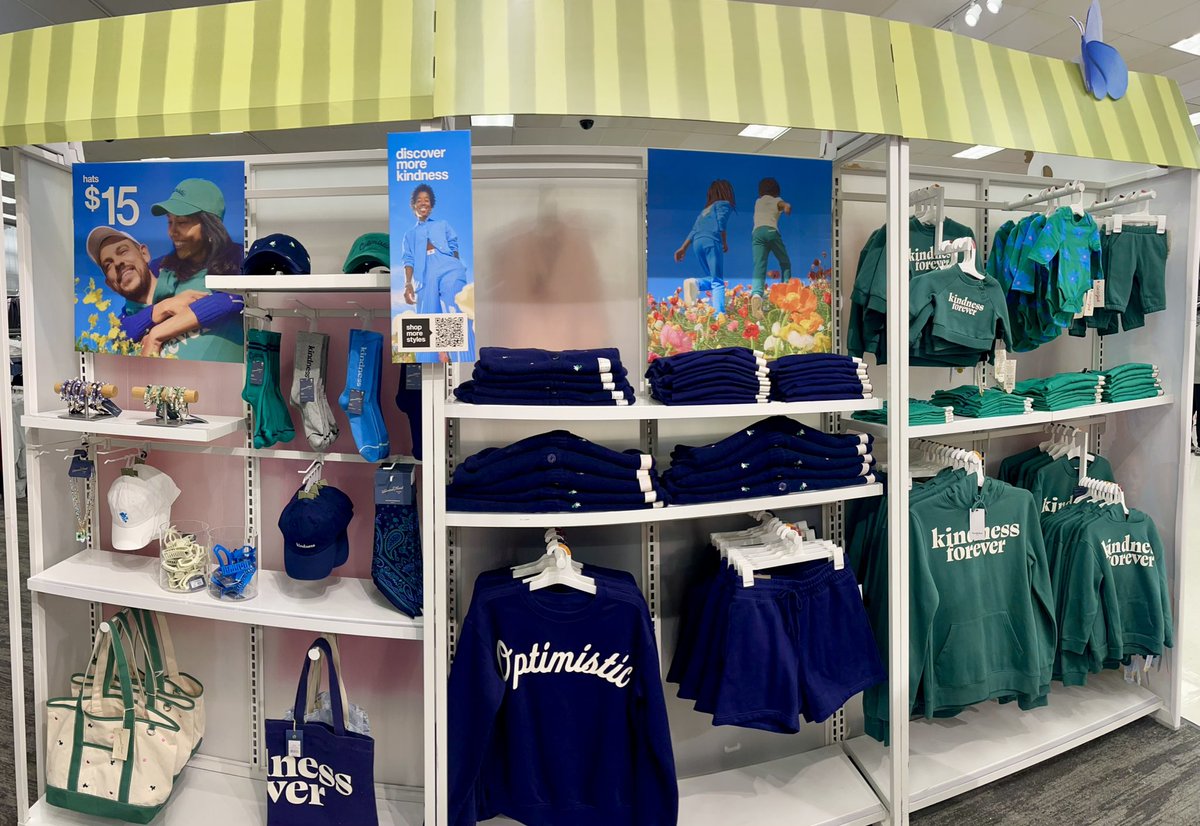 MaySandlin11's tweet image. Kindness Forever❤️🌸💙#TARGET #visualmerchandiser #family #matchymatchy @emily69716809 @hughes_alonzo