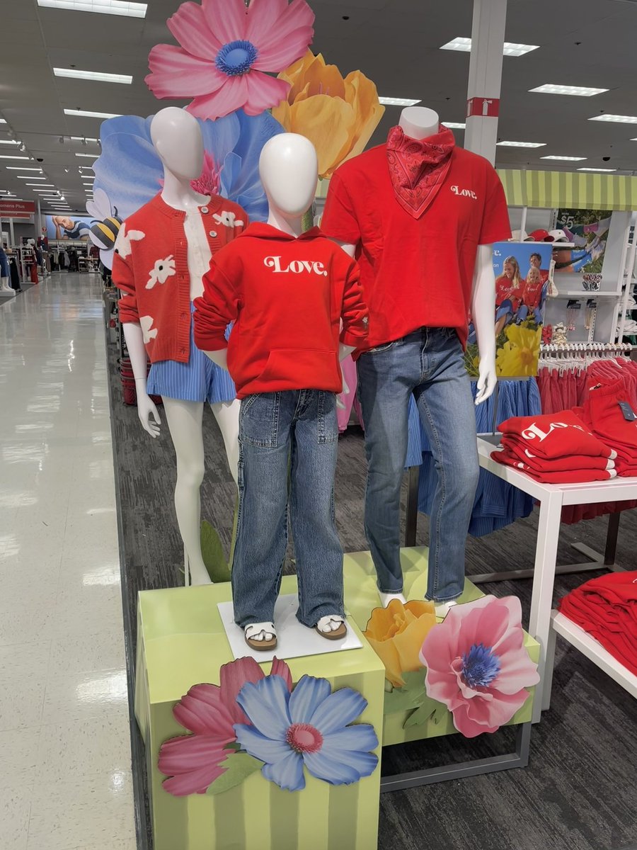 MaySandlin11's tweet image. Kindness Forever❤️🌸💙#TARGET #visualmerchandiser #family #matchymatchy @emily69716809 @hughes_alonzo