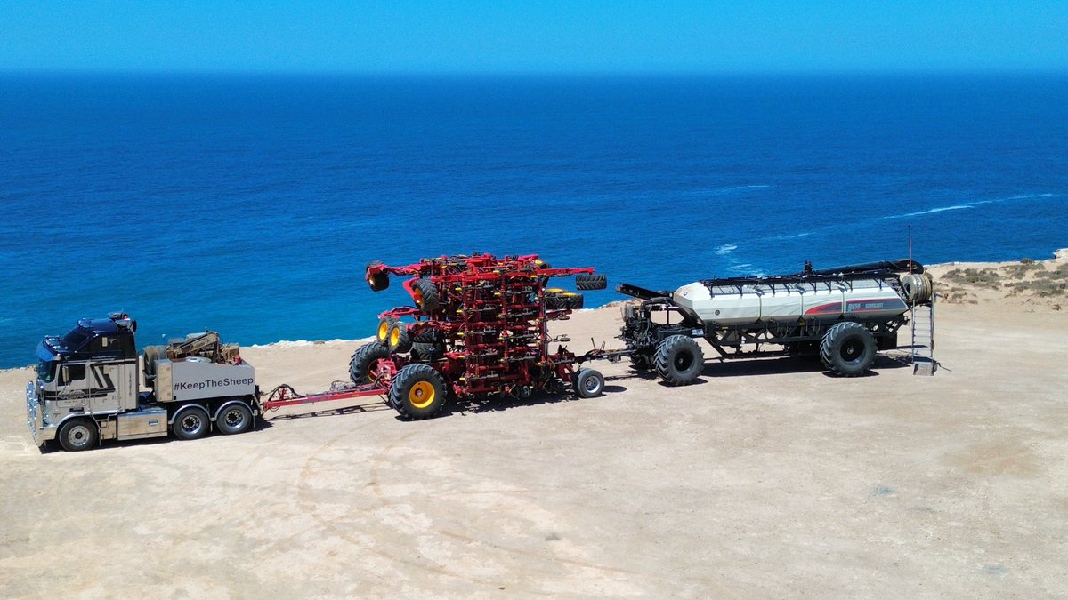 TimMontague77's tweet photo. New 60ft @BourgaultAg bar and bin delivery from Kelmscott Wa to Cummins Sa https://t.co/k64qkvSfwF