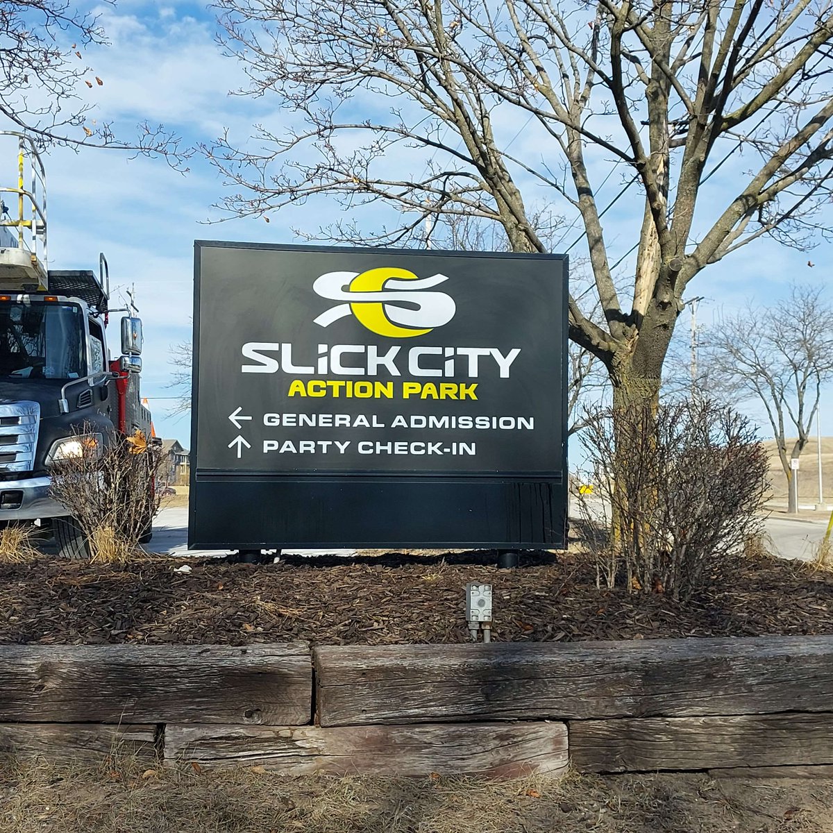 OmegaSignChicag's tweet image. 🌟 Did you know that these iconic structures not only enhance visibility but also embody your business identity? 🏢✨ A sleek monument sign leads customers straight to your door, making a lasting impression! 📈💼 #BrandIdentity #MonumentSigns