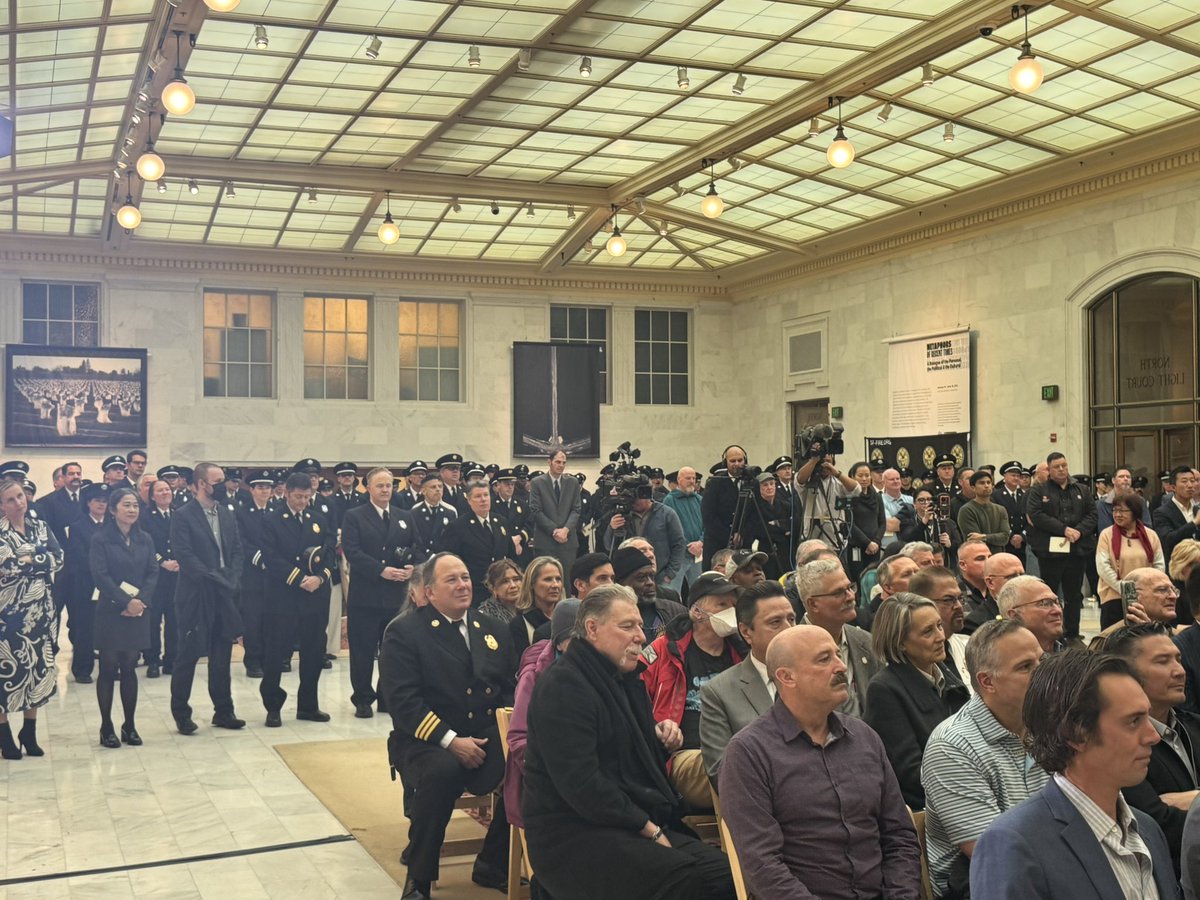 Truly honored that <a href="/DanielLurie/">Daniel Lurie 丹尼爾·羅偉</a> asked all of seated members in attendance to turn around and applaud the firefighters, paramedics and EMTs.  I wish I could have gotten that on video.  #classact