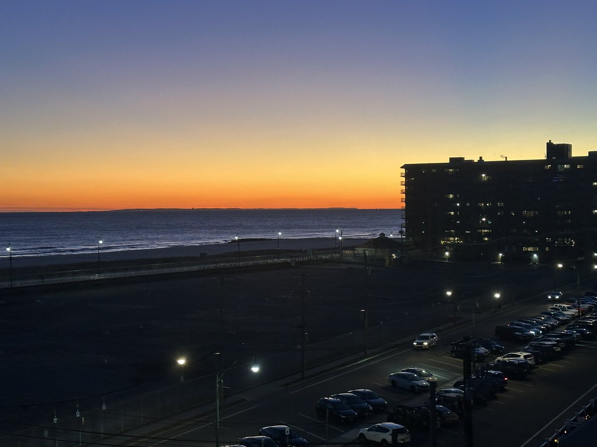 Tonight’s gorgeous sunset from my apartment balcony! <a href="/AddisonGreenWX/">Addison Green</a> <a href="/hoffmanrich/">RichHoffmanWeather</a> <a href="/RichVonOhlen12/">Rich Von Ohlen</a> <a href="/SamanthaAugeri/">Samantha Augeri</a> <a href="/SkylerDayWX/">Skyler Day Harman</a> <a href="/JSeawright_TVWX/">Julian Seawright</a> <a href="/Meteor_Mike/">Mike Rizzo</a> <a href="/MattHammer12/">Matt Hammer</a> <a href="/AWxNYC/">Allan Nosoff</a> <a href="/AlexCalamiaWx/">Alex Calamia ☀️</a> <a href="/WeatherGeoff/">Geoff Bansen, CBM</a> <a href="/HildaEstevezWX/">Hilda Estevez</a> <a href="/GarofaloWX/">Meredith Garofalo</a> <a href="/kristycampanawx/">Kristy Campana</a> #n12stormwatchers