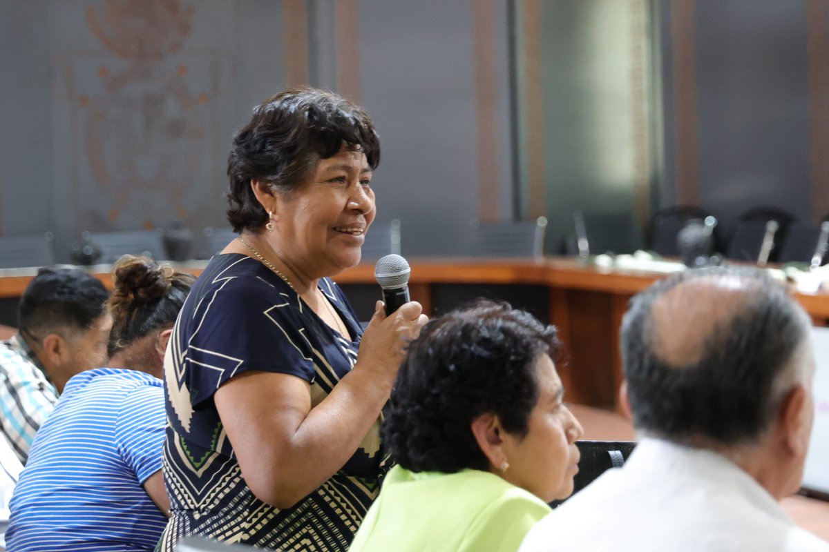 salomonj's tweet photo. Este día atendimos a todas las y los presidentes de las mesas directivas de los mercados de la zona de la ciudad de Oaxaca de Juárez. Junto con el presidente municipal, @raychagoya, escuchamos y atendimos las demandas de cada mercado. 

Trabajamos de la mano para fortalecer estos espacios para el pueblo oaxaqueño y para todos aquellos turistas que vienen a visitar nuestro estado.