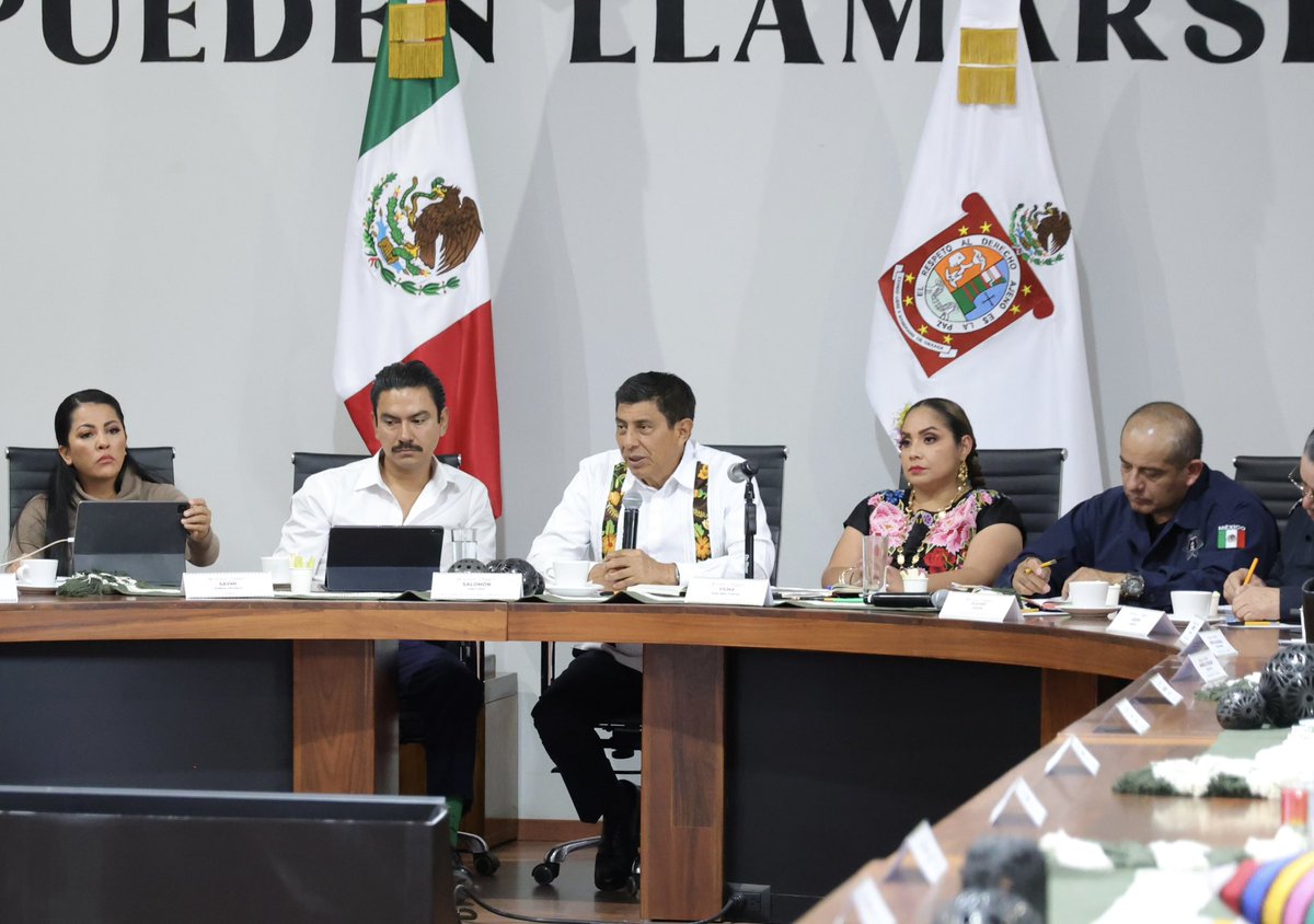 salomonj's tweet photo. Este día atendimos a todas las y los presidentes de las mesas directivas de los mercados de la zona de la ciudad de Oaxaca de Juárez. Junto con el presidente municipal, @raychagoya, escuchamos y atendimos las demandas de cada mercado. 

Trabajamos de la mano para fortalecer estos espacios para el pueblo oaxaqueño y para todos aquellos turistas que vienen a visitar nuestro estado.