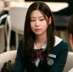 saveminju025's tweet photo. 언더커버 하이스쿨 이예나 스틸컷 #김민주

세 사람은 해성과 다양하게 얽히며 극의 재미를 높일 예정이다. 예나는 전학 온 해성을 예의주시하던 중 자기를 대놓고 무시하는 그를 보고 충격에 빠진다.

기대된다 🥰 https://t.co/2BrpehmHMF
