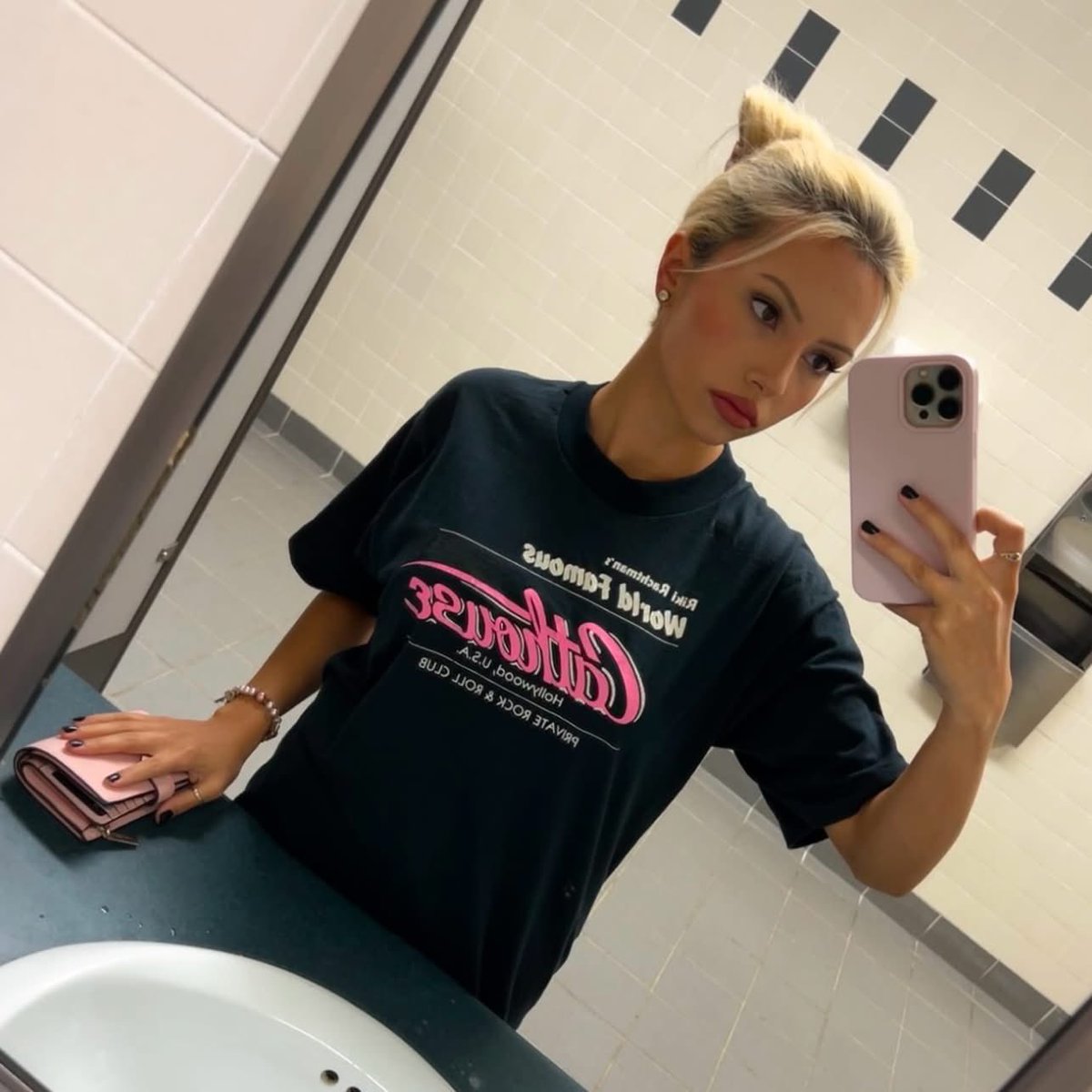 rubyandersonCA's tweet image. Life lately 📼

#lifelately #80s #vintage #vhs #cathouse #citynights #scarymovie