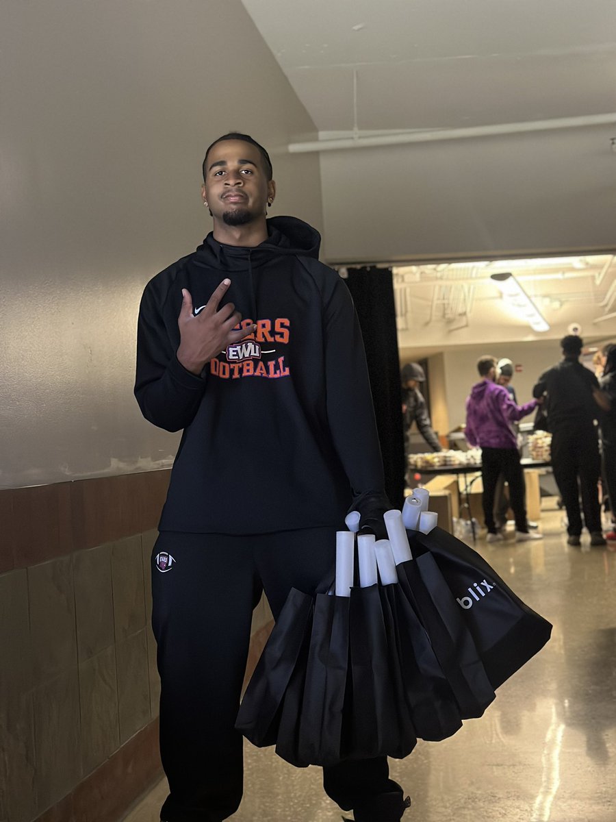 Thank You to the Jacksonville Icemen for allowing the Edward Waters University Football program to come out and serve our community for your Annual Kid’s Day Game!! Our guys helped pack and stuffed over 8,000 seats in the arena to ensure a great experience for over 8,000 students