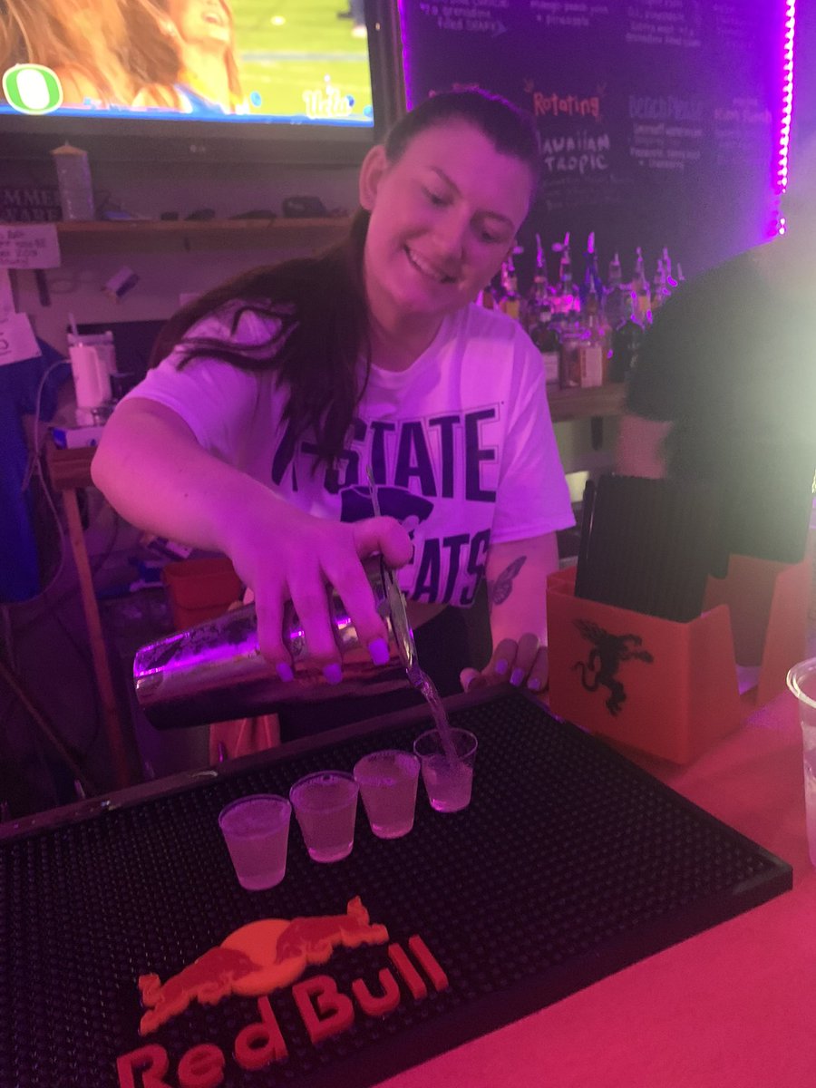 $2 Tuesday

@kstatembb plays at 9! 

$2 double wells 
$2 calls 
$2 domestics 
$2 Seashots 🌊