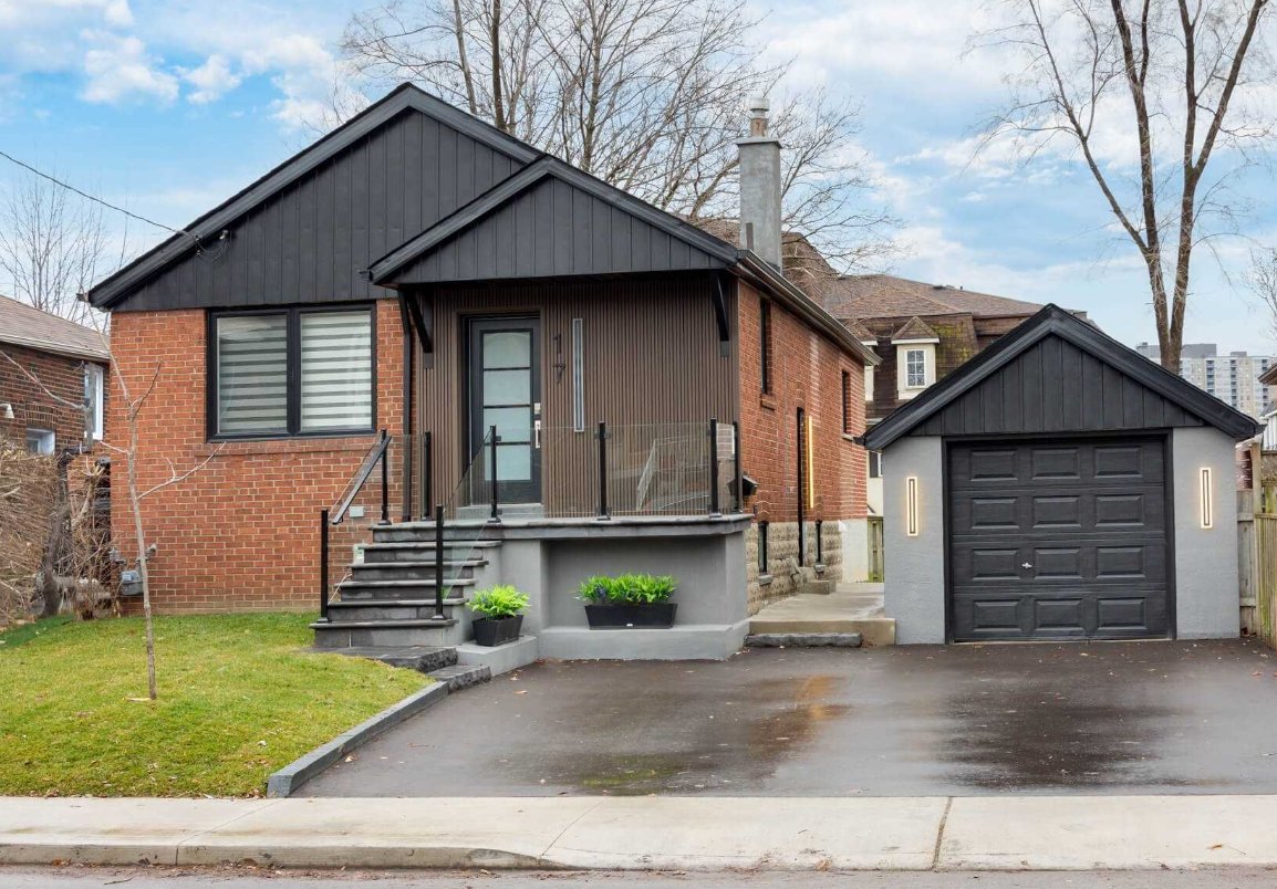 rosskay's tweet photo. One Buyer was convinced by a REALTOR into paying $1.2 million in 2023.
This year another Buyer paid only $750K or a half million less on closing.
Same lot, same street.
Tomorrow TRREB will pretend the $500K drop was 25% over asking.
Home Buyers should never use #MLSstats https://t.co/wmoieCaw1N