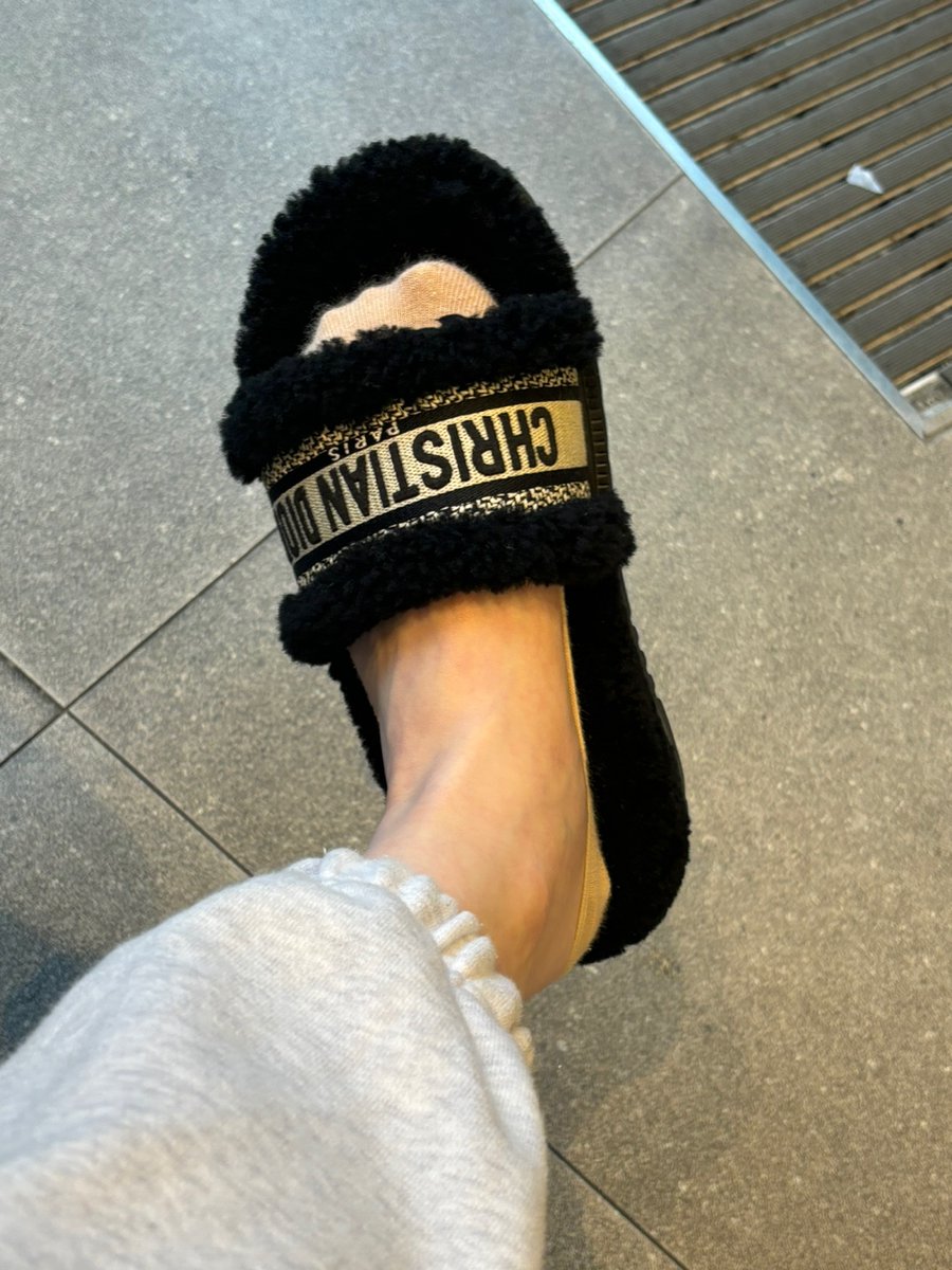 와서 킁킁대봐 병신들아
직접 돈바치고 싶으면 지갑짓 착실하게하러와😂🤏

#핀섭 #핀돔 #인간atm #상납 #자지갑 #호구 #상납노예 #인간지갑 #멜섭 #지갑노예 #노견 #실시 #atm #발걸레 #여자발